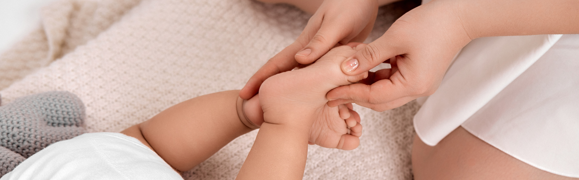 Massage bébé : bienfaits et comment faire en douceur