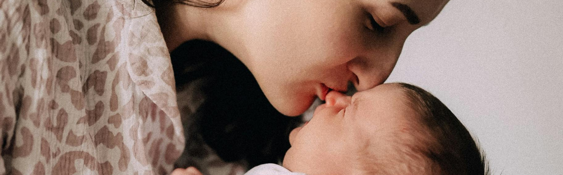 Coliques bébé : solutions naturelles pour l'apaiser